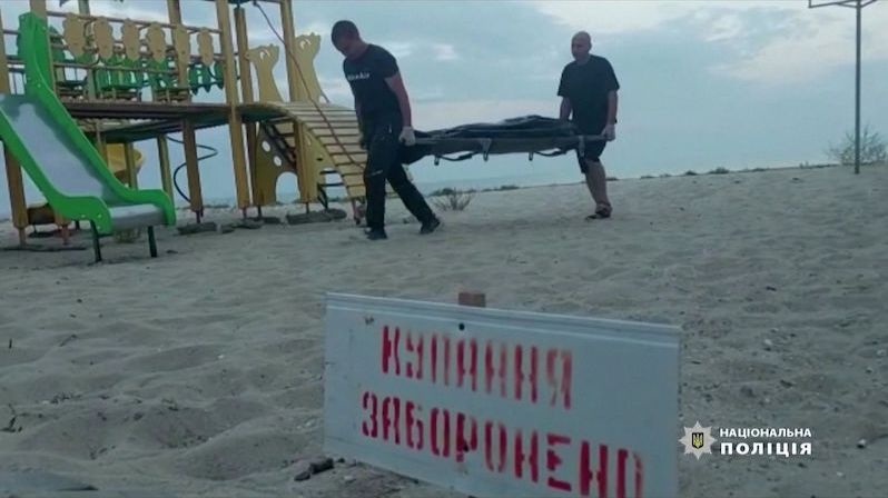 Lidé si šli zaplavat do Černého moře. Po výbuchu miny tři zemřeli